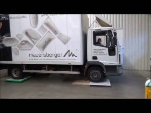 Акриловый поддон ISCA Mauersberger - тест на прочность изделия