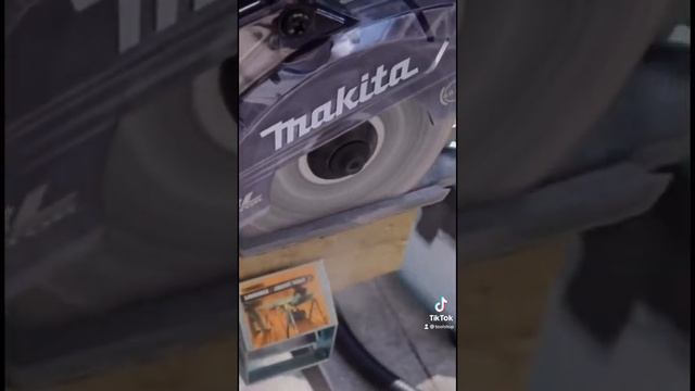 Brand New Makita DCC500Z Disc Cutter In Action! смотреть онлайн