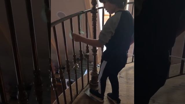 Сын Галкина и Пугачевой, 6-летний Гарри сам построил звонницу в детской на лестнице