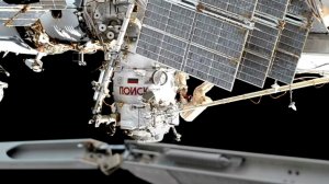 Российские космонавты вышли в открытый космос