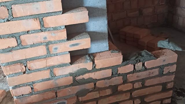 Кирпичная кладка в полкирпича, вклиниваемся в вертикальную штрабу с перевязкой Т образного угла