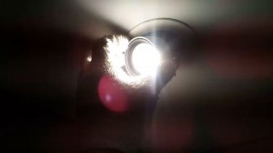 Оригинальный поворотный светильник, встроенный в натяжной потолок.