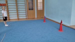 подвижная игра "кто быстрее до флажка"