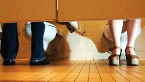 Почему двери в общественных туалетах не доходят до пола? И вот ответ!
