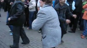 пьяные танцуют.AVI