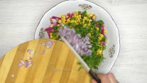 Салат с куриным филе, кукурузой и редькой. Из довоенного