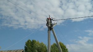 ПОДЪЁМ НА ЖЕЛЕЗОБЕТОННУЮ ОПОРУ ЭЛЕКТРОПЕРЕДАЧИ ВЛ-0,4 кВ ДЛЯ МОНТАЖА ОБОРВАННОГО ПРОВОДА ВЛ-0,4 кВ