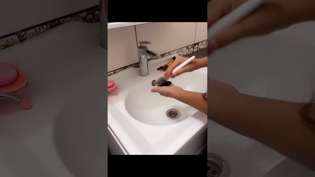 Как правильно мыть кисти для макияжа смотреть онлайн