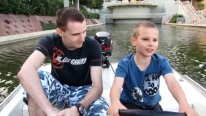 Антон управляет моторной лодкой