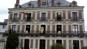 Жизнь во Франции. Во французский дворец заселились огромные чудовища.