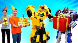 У БАМБЛБИ День Рождения! Сюрприз для Робота Трансформера! - Смешные видео игры для мальчиков.
