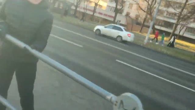 Ярик перелезает через забор, но... смотреть онлайн