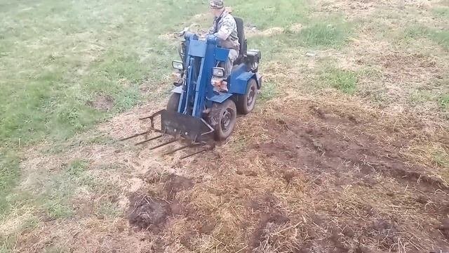 Грузим навоз вилами на самодельном минипогрузчике.