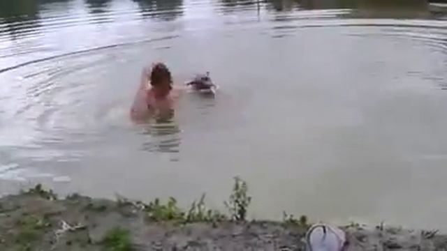 Собака бросилась на помощь человеку смотреть онлайн