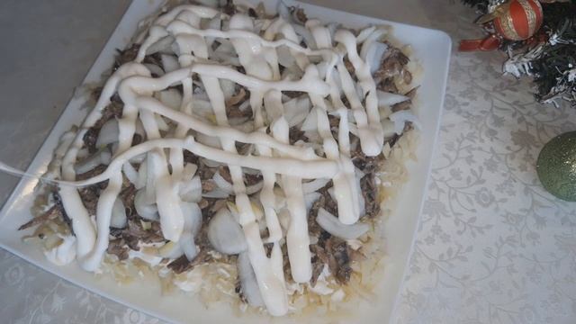 Не дорогой салат со шпротами. Бюджетный быстрый и очень вкусный салат.