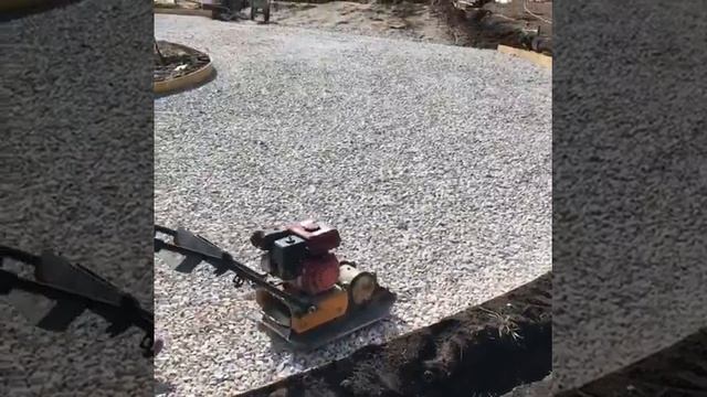 Отсыпка щебня 20х40 и уплотнение. Устройство печатного бетона. DECORLUX Тюмень.