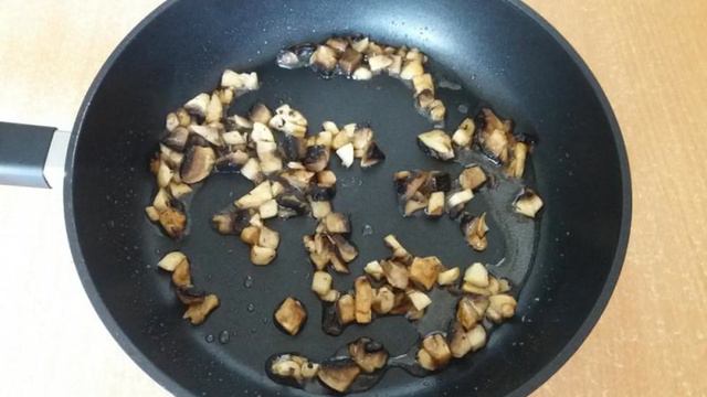 Жареные дрожжевые пирожки с рисом и грибами