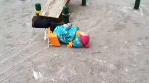 Алиса на горке с санями