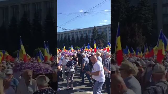 На главной площади Кишинева собрался митинг против президента Майи Санду.