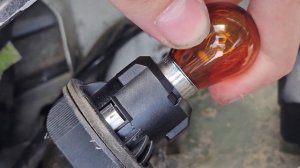 Citroen Berlingo / Peugeot Partner  - Wymiana żarówki kierunkowskazu Przód