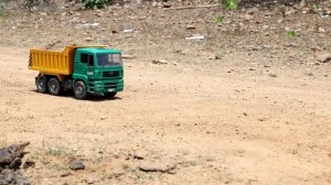 Грузовики ремонтируют яму