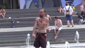 От тридцатиградусной жары москвичи спасались купанием в фонтане