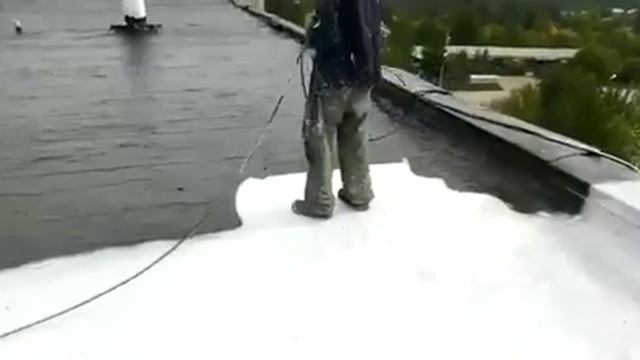 Нанесение жидкой резины ТМ Капитель на крышу здания краскопультом