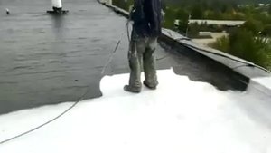 Нанесение жидкой резины ТМ Капитель на крышу здания краскопультом