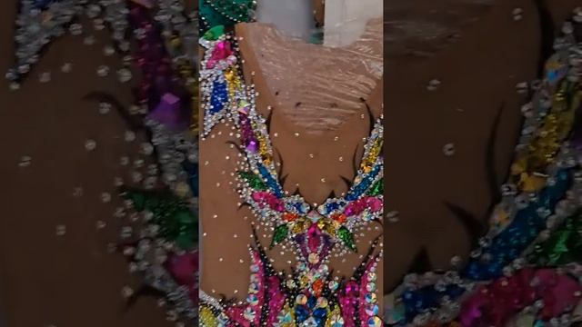 как украшать яркие купальники