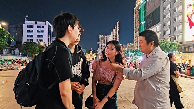 Интервью Нгуен Хюэ на пешеходной улице с японцами и вьетнамцами, проведенное Марсом Хартдегеном