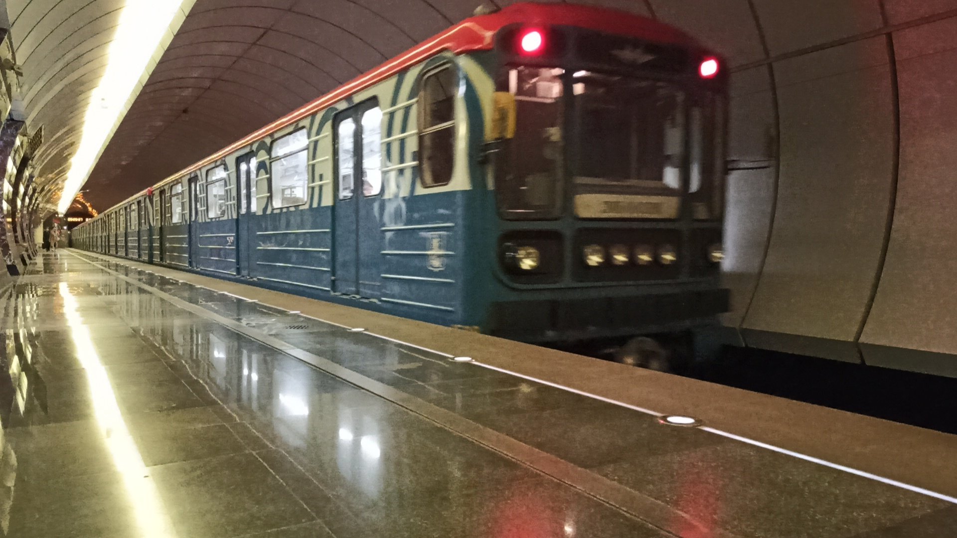Московский метрополитен прибывает поезд 81-717 Номерной станция метро Верхние Лихоборы