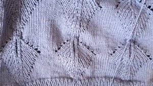 Пуловер с V-образным вырезом, узором листья.