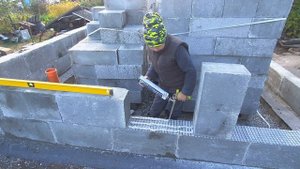 Помощники. Кладка полистеробетона на клей пену