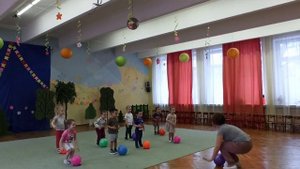Повторяй, не зевай, мяч скорее поднимай