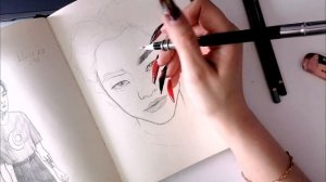 Как нарисовать портрет в скетчбуке простым карандашом / пытаюсь рисовать Хёнджина и говорю о чём-то