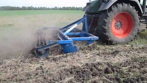 Активный плуг Михаила Лисицы в работе