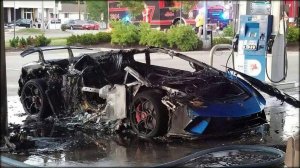 Lamborghini  сожгли.