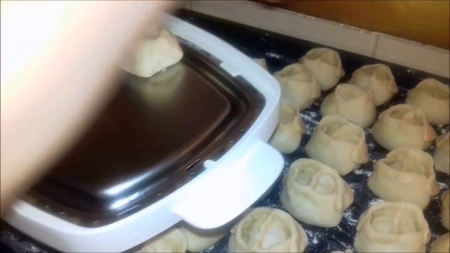 Готовим манты , в кругу семьи .