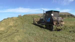 АГРОМАШ 90ТГ и ХТЗ 17221 на трамбовке силоса