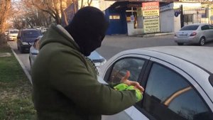 Пробуем РАЗБИТЬ СТЕКЛО В МАШИНЕ!