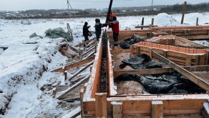 Фундамент: ребристая плита, ребрами вниз.