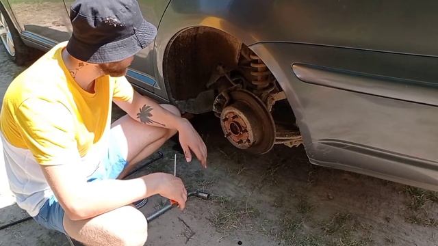 как подтянуть ручной тормоз Toyota Avensis смотреть онлайн