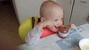 Малыш кушает фруктовое пюре