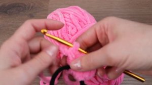 Шикарная плюшевая резинка для волос из остатков пряжи.