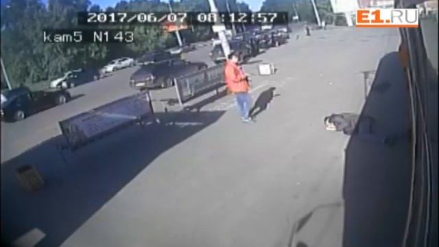 Камеры трамвая сняли, как пассажир выкинул на улицу кондуктора в Екатеринбурге смотреть онлайн