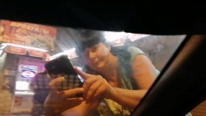 Зрелая, толстая, пьяная русская баба поцарапала своими ногтями лицо симпатичному молодому человеку.