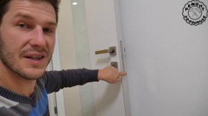 Белые межкомнатные двери в современном интерьере квартиры