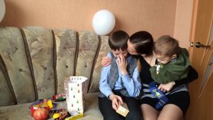 Очень трогательно... Ребенок плачет от счастья!