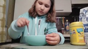 Делаем вкусняшку? из яйца, молока, масла, какао, сахара, муки и микроволновки.