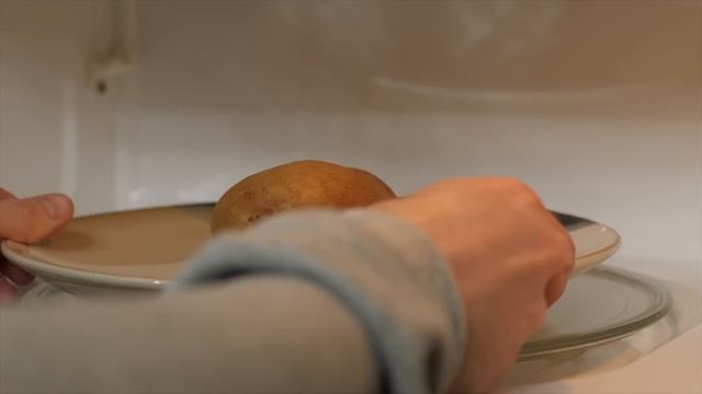 How To Bake a Potato in the Microwave